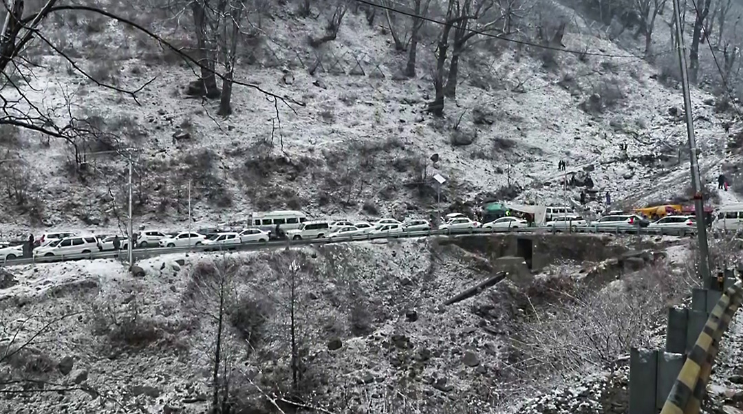 मनाली में सोलांग वैली से अटल टनल तक हाईवे पर बर्फबारी के कारण ट्रैफिक जाम।