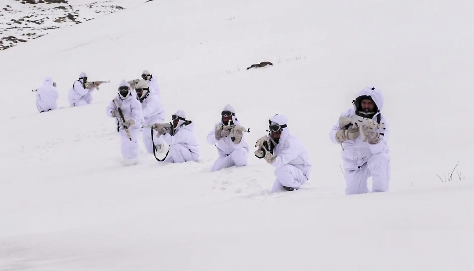 जम्मू कश्मीर के पुंछ में भारतीय सेना 13,000 फीट की ऊंचाई पर सर्च ऑपरेशन चला रही है।