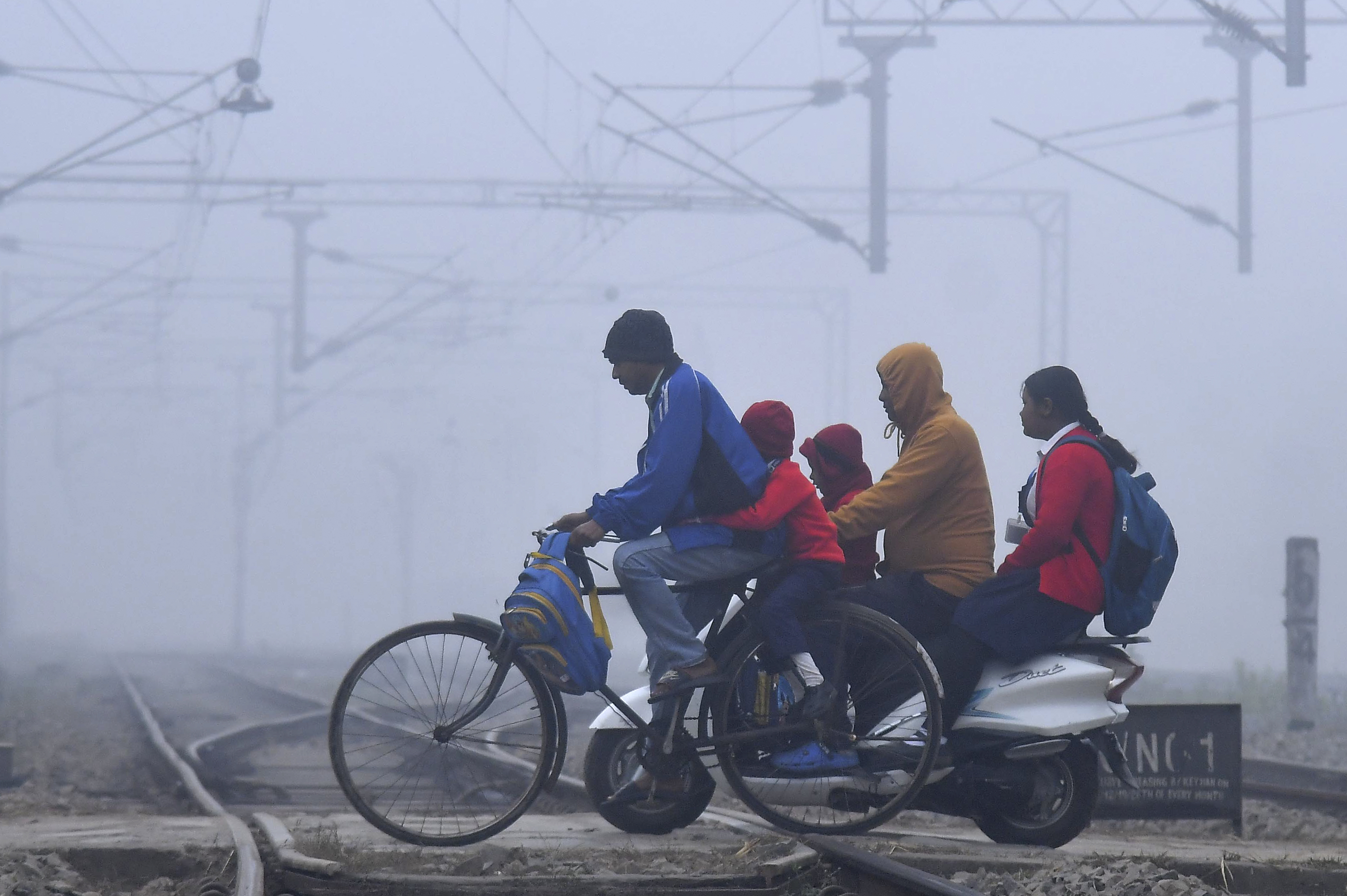 तस्वीर असम की है जहां कड़ाके की ठंड के साथ चारों ओर घना कोहरा छाया हुआ है।