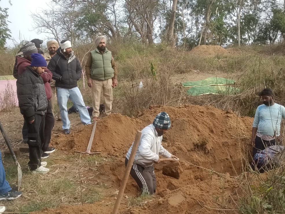 दूसरी जगह पर शव को दफनाया गया।