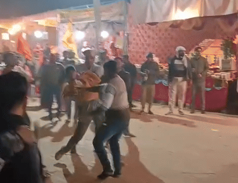 पुलिस ने मामले में दोनों को शांतिभंग में गिरफ्तार किया।