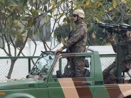 आर्मी के सुरक्षाबलों ने अलग-अलग हथियारों के साथ परेड की रिहर्सल की।