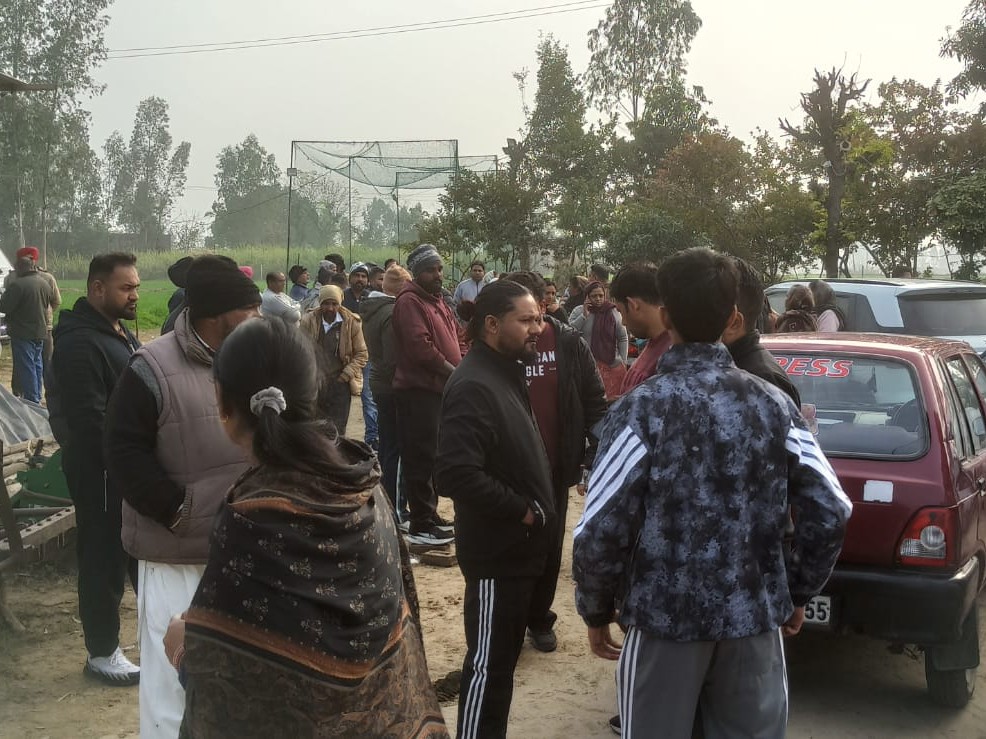 मौके पर मौजूद दोनों समुदाय के लोग।