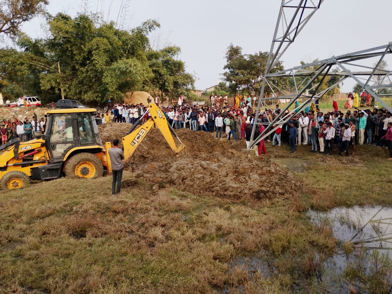 ​​​​​​​पति ने प्रेमिका संग पत्नी की हत्या कर शव दफनाया:  पास में फेंका कुत्ते का शव ताकि दुर्गंध आने पर ना हो शक, JCB से निकली गई लाश – Palamu News