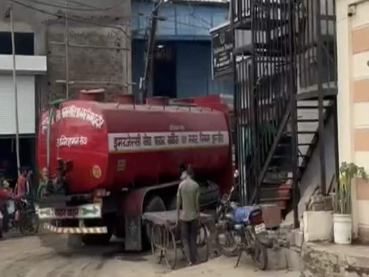 नगर निगम के टैंकरों को यहां आने में काफी दिक्कत आई।