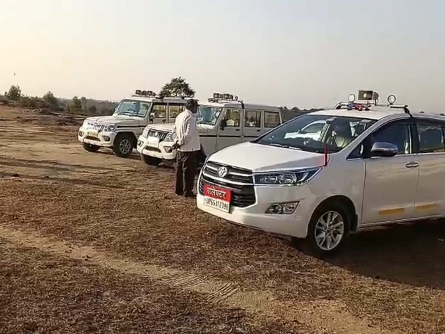 सुरक्षा व्यवस्था की रूपरेखा तैयार करते पुलिस अधिकारी।