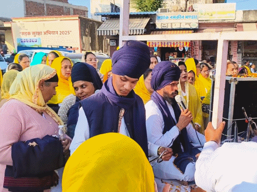 नगर कीर्तन मुख्य बाजार से गुजरा, जहां जगह-जगह पुष्प वर्षा कर स्वागत किया गया।