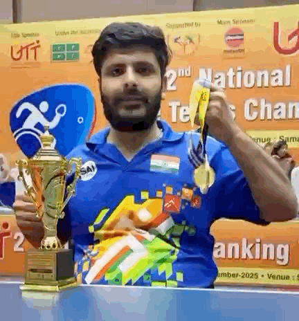 ट्रॉफी और मेडल दिखाते हुए शुभम बधवा