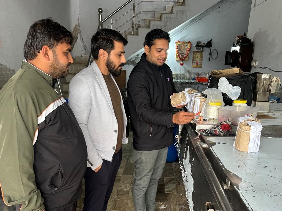 डेयरी में जांच करती फूड सेफ्टी विभाग की टीम - Dainik Bhaskar