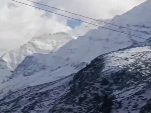 हिमाचल के मनाली में भी ताजा बर्फबारी हुई है। पहाड़, सड़कें, पेड़ और घरों की छतें बर्फ से ढकी नजर आ रही हैं।