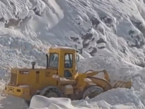 कश्मीर घाटी में भारी बर्फबारी के बाद जोजिला पास से बर्फ हटाई गई।