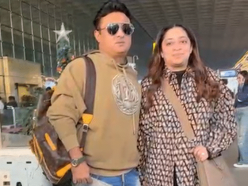 एयरपोर्ट में निधि दत्ता–भूषण कुमार तस्वीरें क्लिक करवाते हुए।