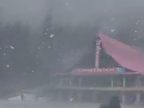 हिमाचल में सोलंग नाला में इस विंटर सीजन की पहली बर्फबारी।