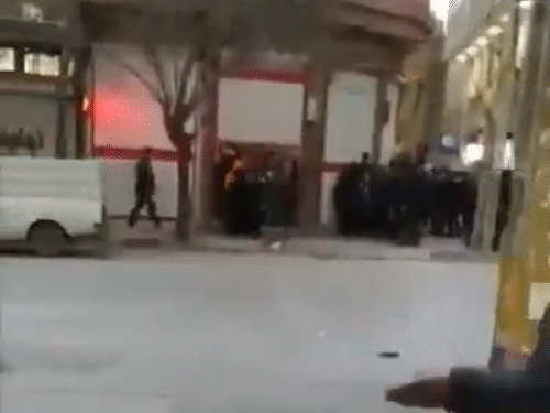 पुलिस और हिंसक प्रदर्शनकारियों के बीच कई राउंड फायरिंग भी हुई।