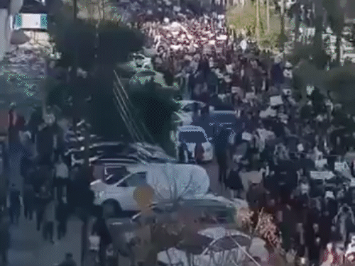 बढ़ती मंहगाई के खिलाफ हजारों की संख्या में प्रदर्शनकारी ईरान की सड़कों पर उतर आए।