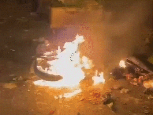 प्रदर्शनकारियों ने कई जगहों पर आगजनी की।