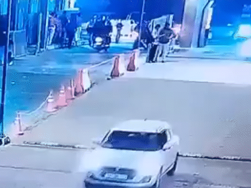 વીડિયોમાં કાર ભીડમાં ઘૂસતી દેખાઈ રહી છે.
