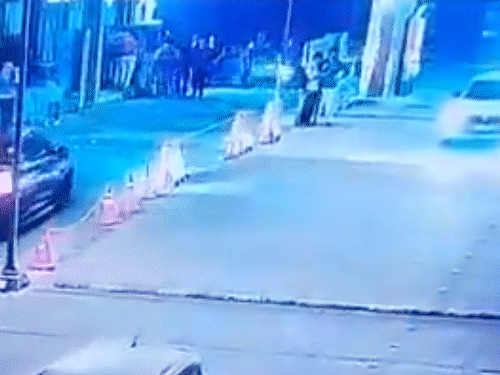 કાર લોખંડની ગ્રીલ તોડીને લોકો પર ચડી ગઈ.