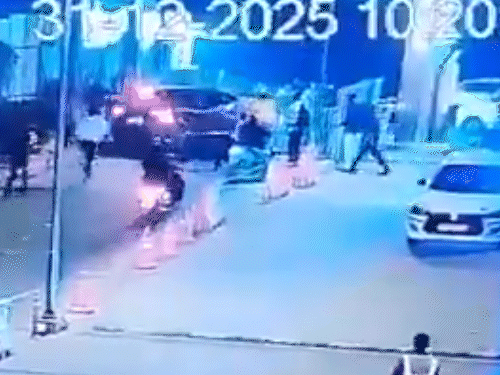 અકસ્માત બાદ એકઠી થયેલી લોકોની ભીડ.