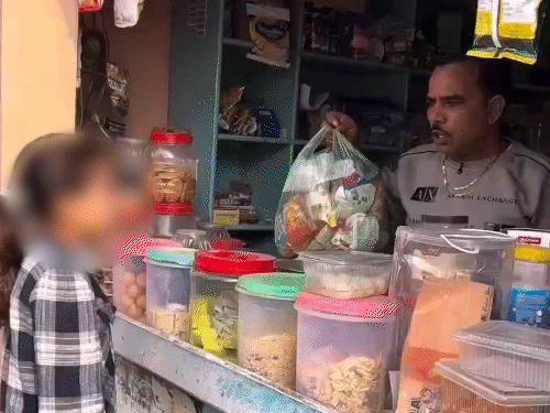 वीडियो में बच्ची दुकान से सामान खरीदकर जाती है तो शादाब उस पर कमेंट करते नजर आते हैं। इसे बाद में डिलीट करना पड़ा।