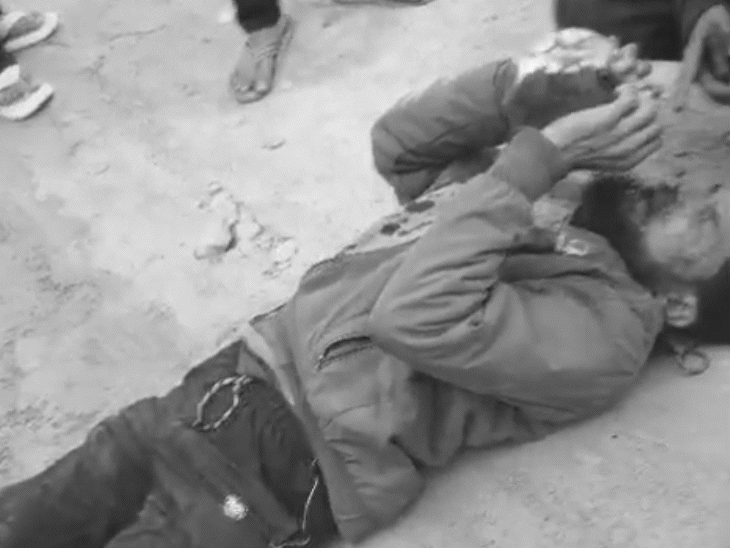 बाल खींचकर युवक के साथ मारपीट की गई।