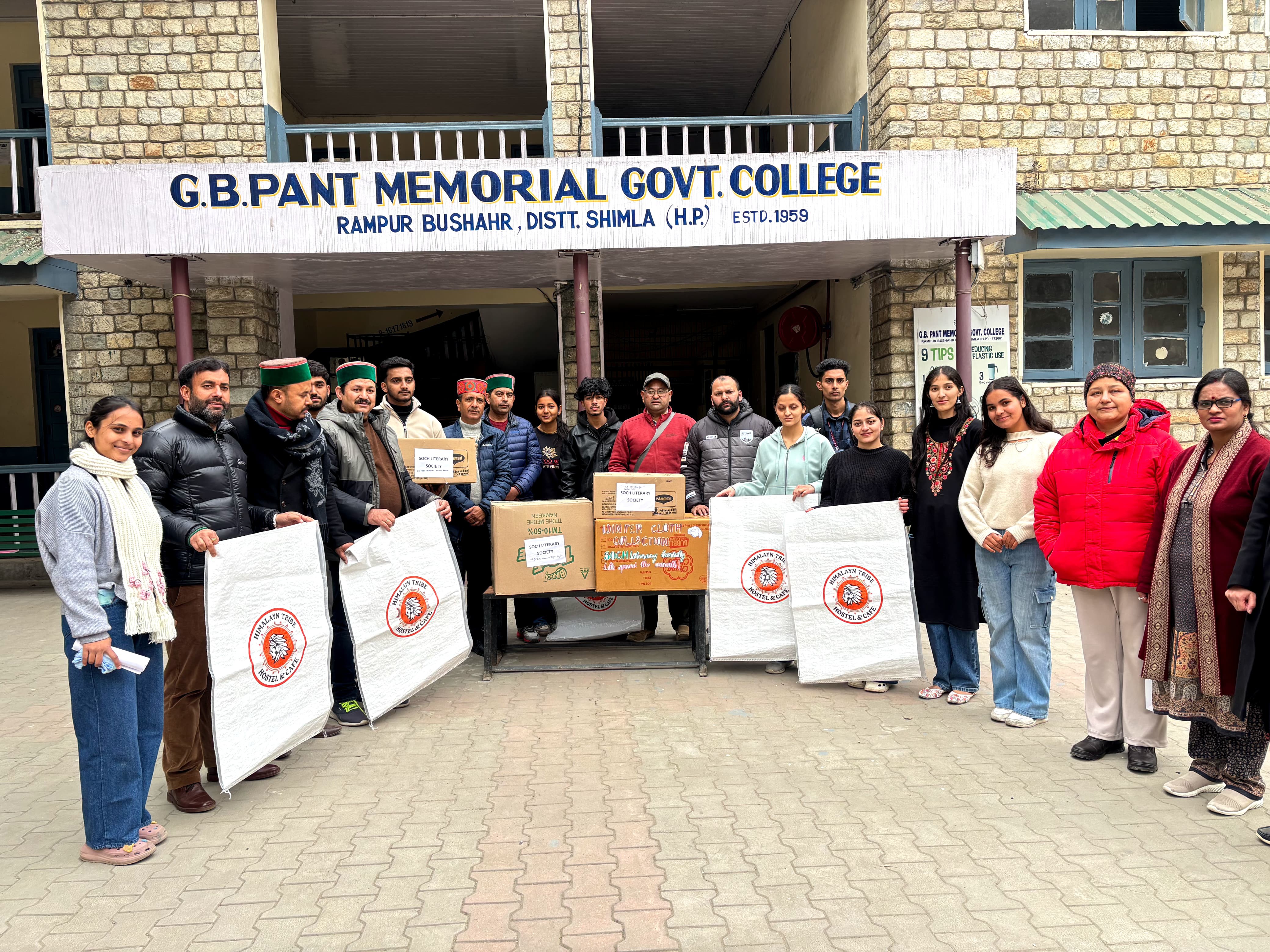 वस्त्रदान अभियान में शामिल सदस्य