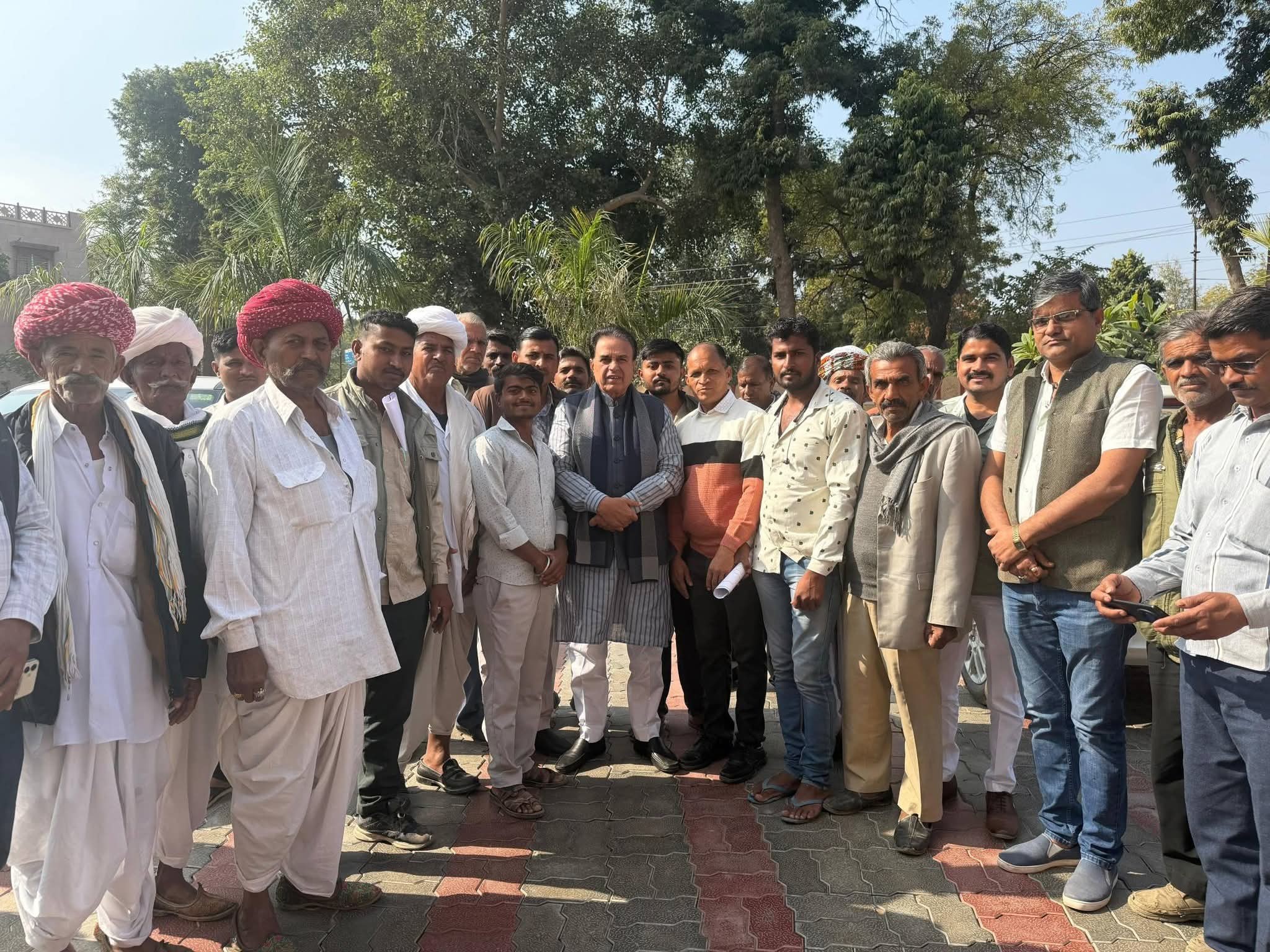 मंत्री जोगाराम पटेल ने लूणी विधानसभा क्षेत्र के आमजन की शिकायतें सुनी।