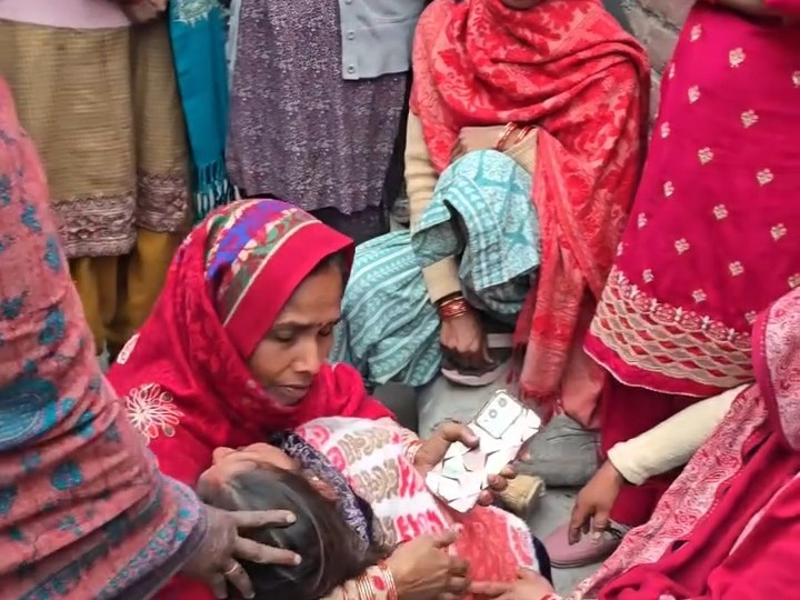 भाई की मौत से बेहोश हो गई बहन, संभालते पड़ोसी