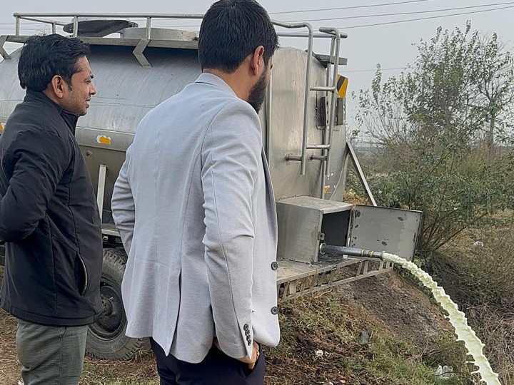 नष्ट किया जा रहा खराब दूध