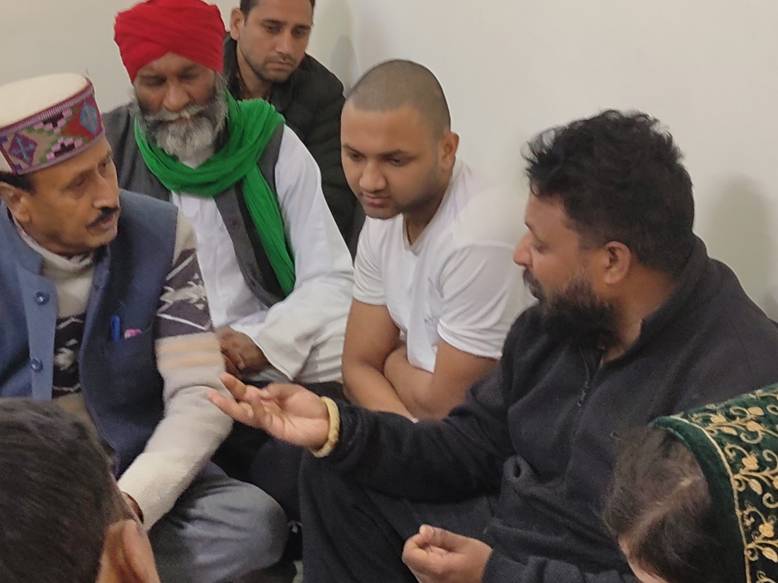 मृतक छात्रा के परिजनों को ढांढस बंधाने पहुंचे लोग।