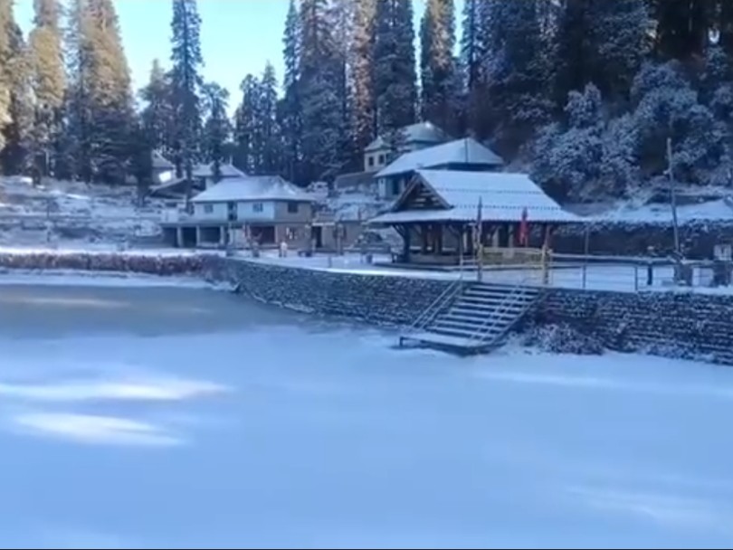 बर्फबारी के बाद जमी कमरुनाग झील।