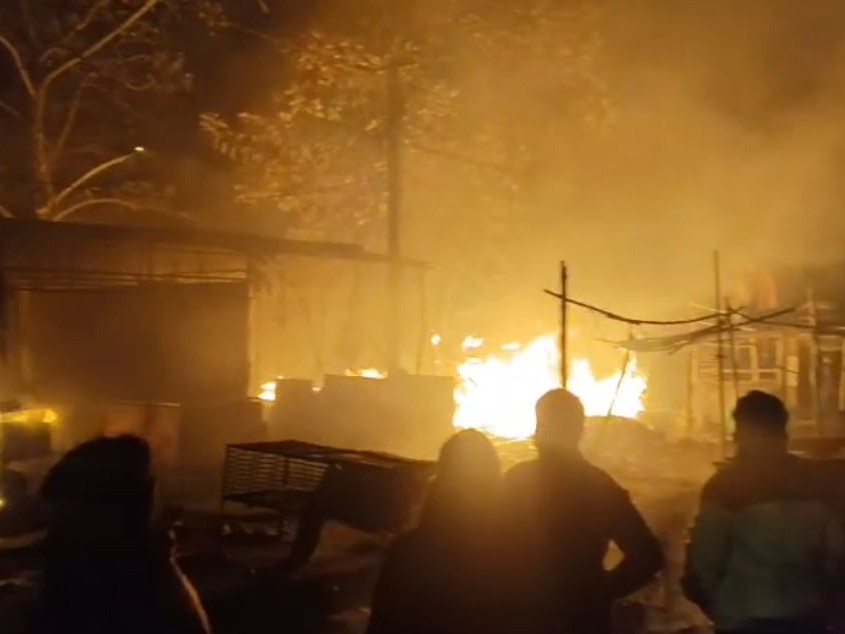 दुकानदारों ने रात करीब 12 बजे आग लगने की सूचना मिली।