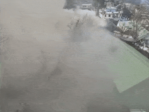 आसमान में दिखता धुएं का गुबार।