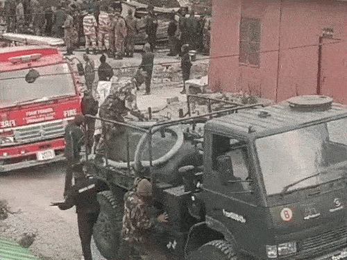 आग लगने के बाद मौके पर पहुंची फायर ब्रिगेड की गाड़ियां।