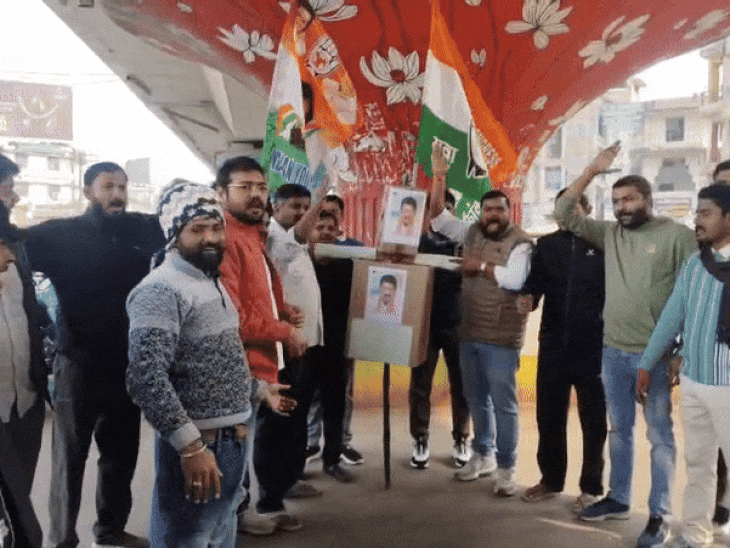 विरोध प्रदर्शन के दौरान कार्यकर्ताओं ने नारे लगाए और इस्तीफे की मांग की। - Dainik Bhaskar