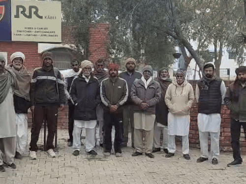 हुडा चौकी में पहुंचे जेल वार्ड के परिवार के लोग।