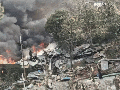 बाल्टी लेकर दौड़कर आग बुझाते दिखे जवान।