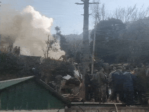 स्थानीय लोग और सेना के जवान आग बुझाते हुए।