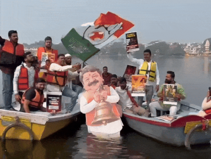 मंत्री के पुतले को तालाब का पानी पिलाया और पुतले को डुबाया।