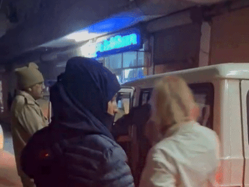 दोनों विदेशी महिलाओं को हिरासत में लेकर डिटेंशन सेंटर भेजा गया है।