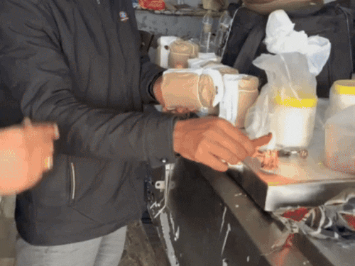 डेयरी जांच करते फूड सेफ्टी अधिकारी