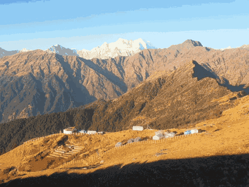 केदारनाथ और तुंगनाथ की ये तस्वीर दिसंबर की है, जब बर्फबारी और बारिश ना होने से पहाड़ियां काली दिखने लगी थीं।