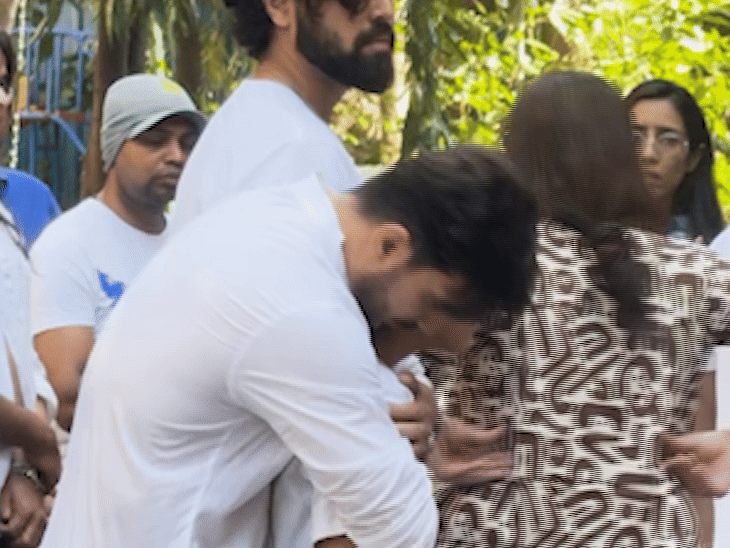 बेटे को थामे हुए अर्जुन बिजलानी बेहद भावुक दिखे।