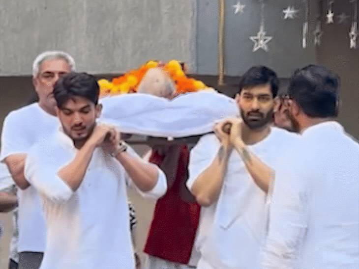 अर्जुन बिजलानी ने ससुर की अर्थी को कंधा दिया।