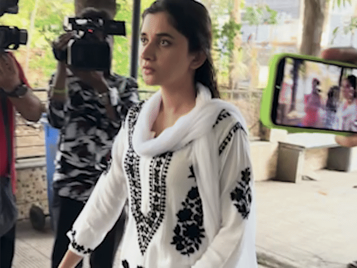 टीवी एक्ट्रेस कनिका मान भी अर्जुन के ससुर के अंतिम संस्कार में पहुंची हैं।