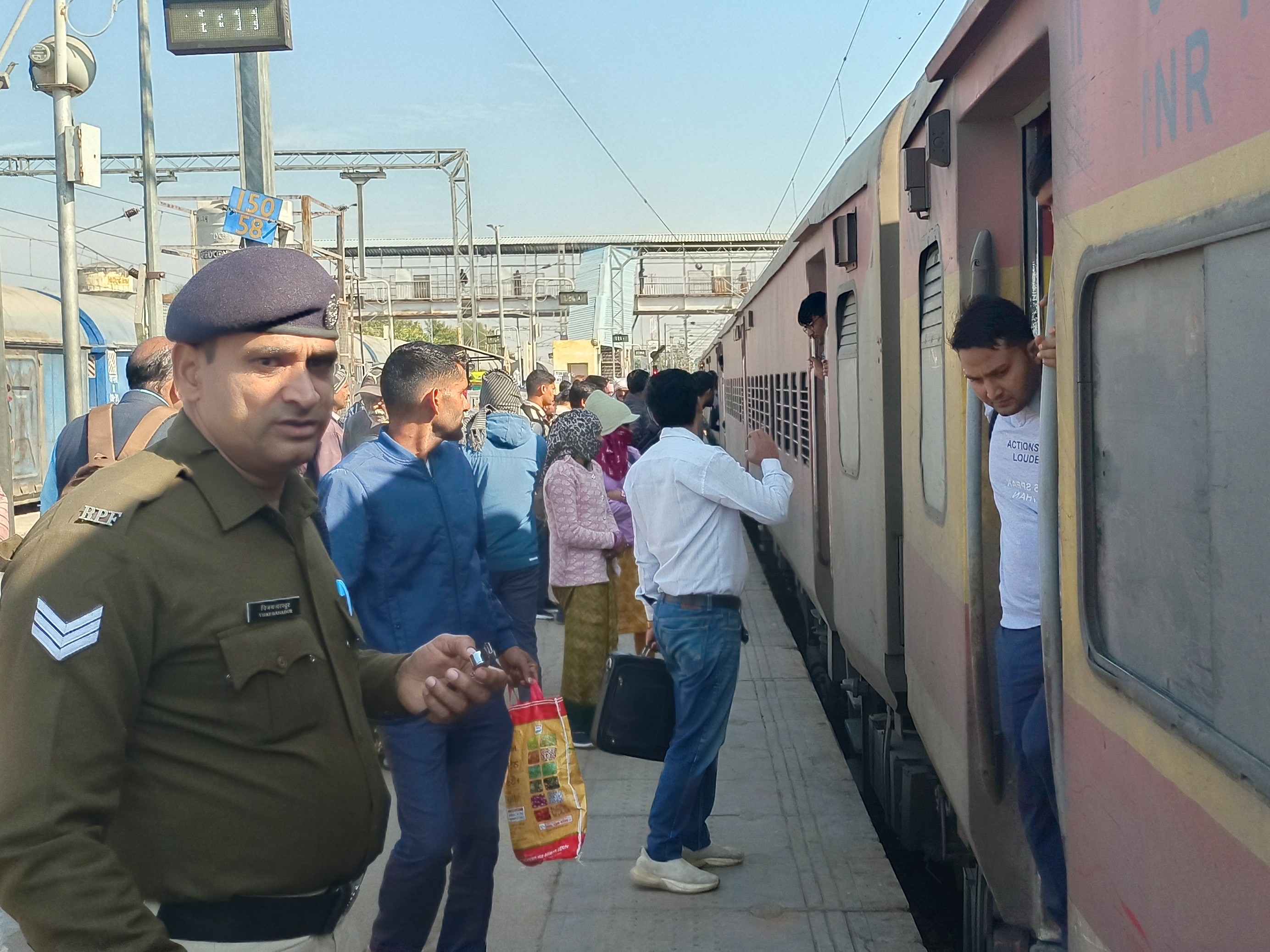 Rail passengers will get 3% discount on online tickets. | रेल यात्रियों को ऑनलाइन टिकट पर मिलेगी 3% की छूट: रेल वन ऐस पर करना होगा भुगतान, 14 जनवरी से लागू - Bandikui News | Dainik ...