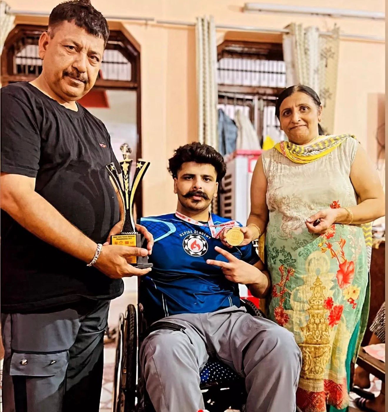 माता पिता के साथ शुभम बधवा