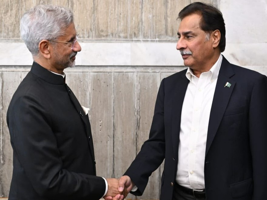जयशंकर ने 31 दिसंबर को ढाका में पाकिस्तानी संसद के स्पीकर अयाज सादिक से हाथ मिलााया था। - Dainik Bhaskar