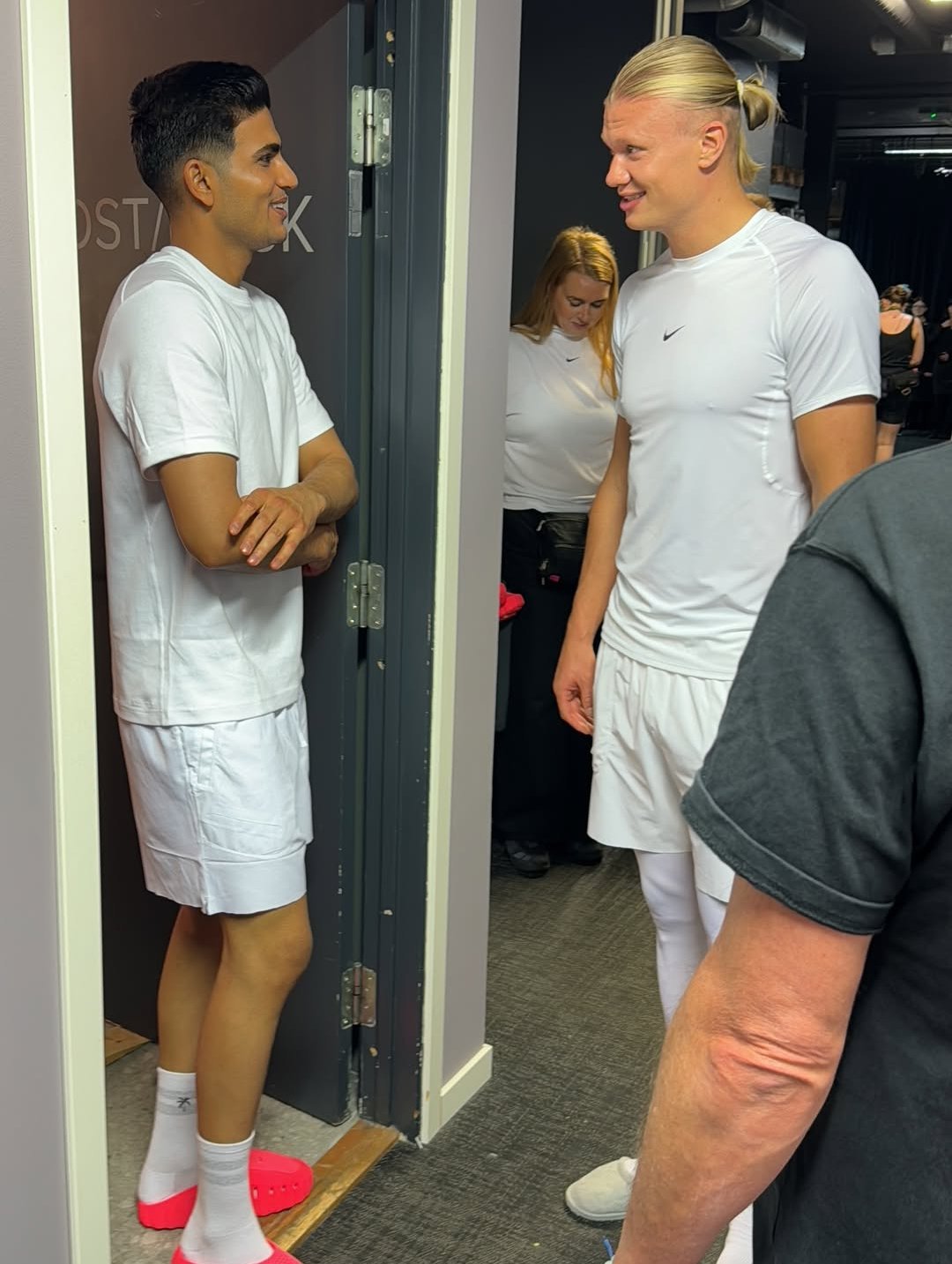 शुभमन गिल (बाएं) फुटबॉलर एर्लिंग हालैंड से बात करते हुए।