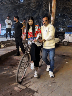 यह रील शादाब जकाती ने लखनऊ में बनाई थी। इसमें वह इरम को साइकिल पर बैठाकर ले जा रहे हैं।